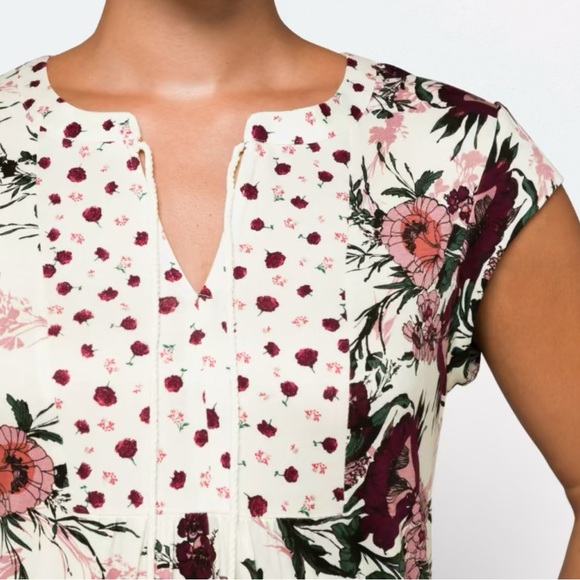 Floral V-Neck Women's Top sized Medium - Picture 2 of 6